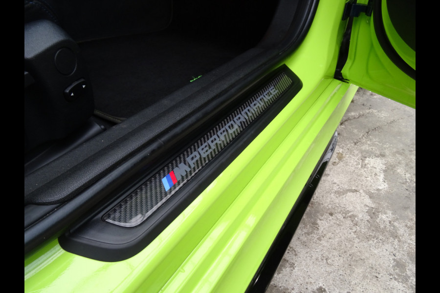 BMW 3 Serie Touring 318i M-Performance * 20 INCH * 330 PK * EYE-CATCHER !!