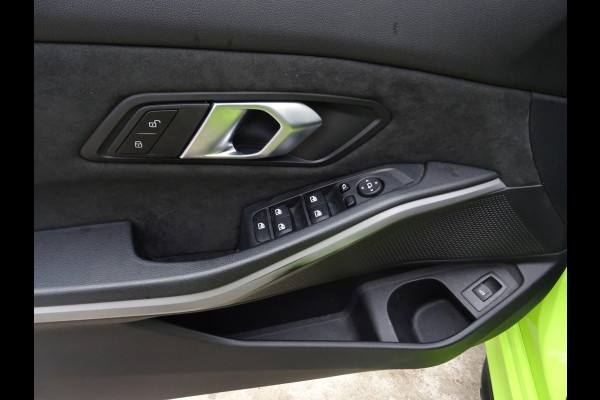 BMW 3 Serie Touring 318i M-Performance * 20 INCH * 330 PK * EYE-CATCHER !!