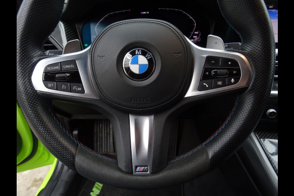 BMW 3 Serie Touring 318i M-Performance * 20 INCH * 330 PK * EYE-CATCHER !!