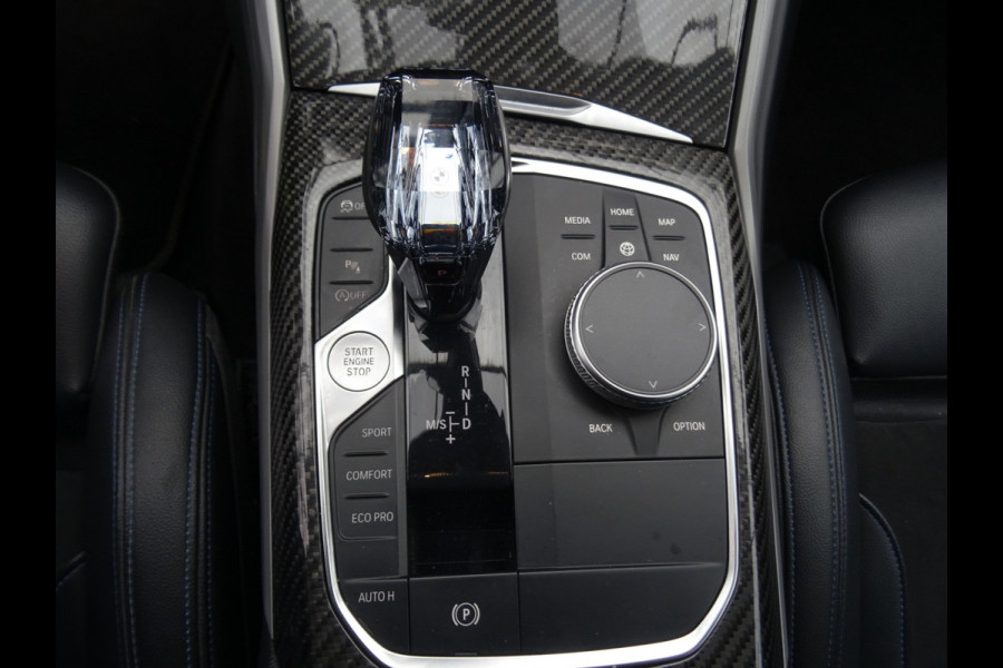 BMW 3 Serie Touring 318i M-Performance * 20 INCH * 330 PK * EYE-CATCHER !!