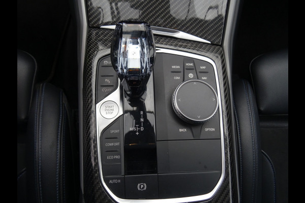 BMW 3 Serie Touring 318i M-Performance * 20 INCH * 330 PK * EYE-CATCHER !!