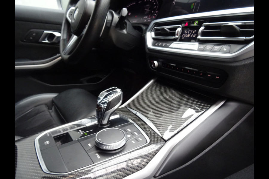 BMW 3 Serie Touring 318i M-Performance * 20 INCH * 330 PK * EYE-CATCHER !!