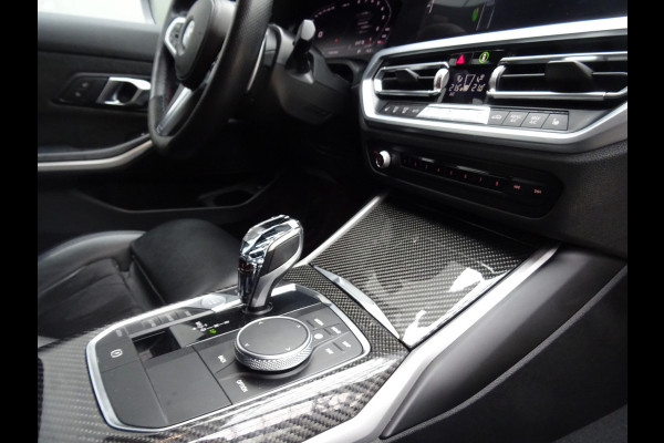 BMW 3 Serie Touring 318i M-Performance * 20 INCH * 330 PK * EYE-CATCHER !!