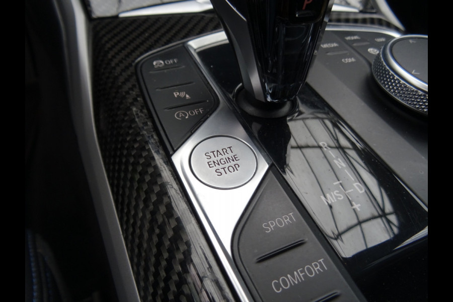 BMW 3 Serie Touring 318i M-Performance * 20 INCH * 330 PK * EYE-CATCHER !!