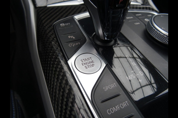 BMW 3 Serie Touring 318i M-Performance * 20 INCH * 330 PK * EYE-CATCHER !!