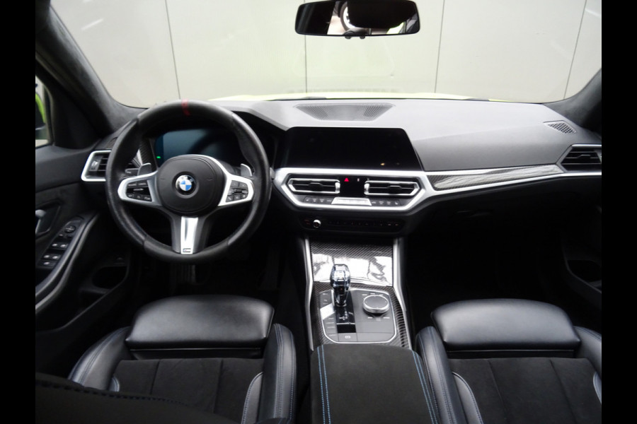 BMW 3 Serie Touring 318i M-Performance * 20 INCH * 330 PK * EYE-CATCHER !!