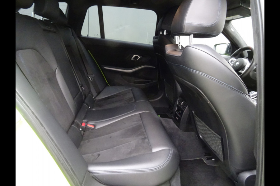 BMW 3 Serie Touring 318i M-Performance * 20 INCH * 330 PK * EYE-CATCHER !!