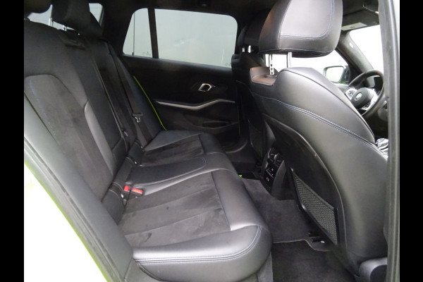 BMW 3 Serie Touring 318i M-Performance * 20 INCH * 330 PK * EYE-CATCHER !!