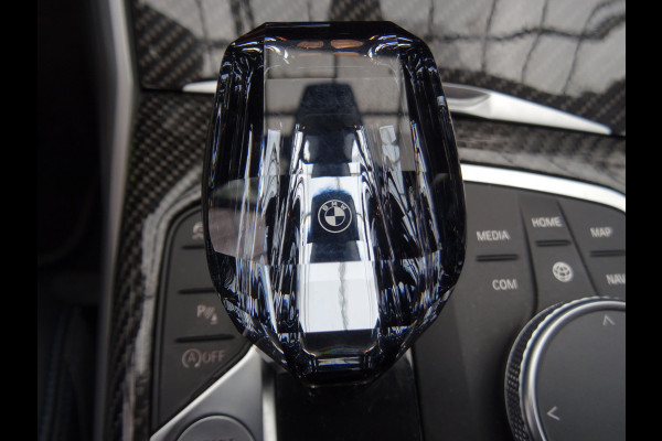 BMW 3 Serie Touring 318i M-Performance * 20 INCH * 330 PK * EYE-CATCHER !!