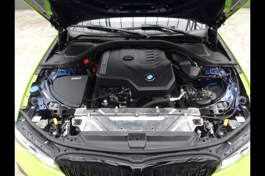 BMW 3 Serie Touring 318i M-Performance * 20 INCH * 330 PK * EYE-CATCHER !!