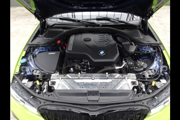 BMW 3 Serie Touring 318i M-Performance * 20 INCH * 330 PK * EYE-CATCHER !!
