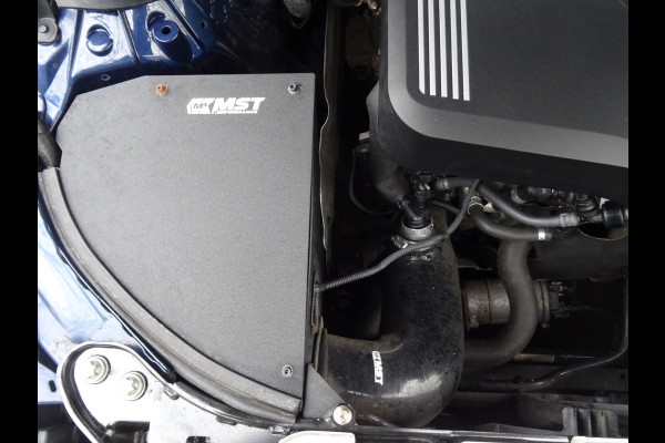 BMW 3 Serie Touring 318i M-Performance * 20 INCH * 330 PK * EYE-CATCHER !!