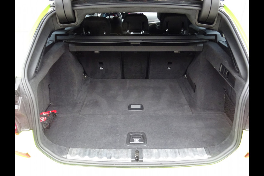 BMW 3 Serie Touring 318i M-Performance * 20 INCH * 330 PK * EYE-CATCHER !!