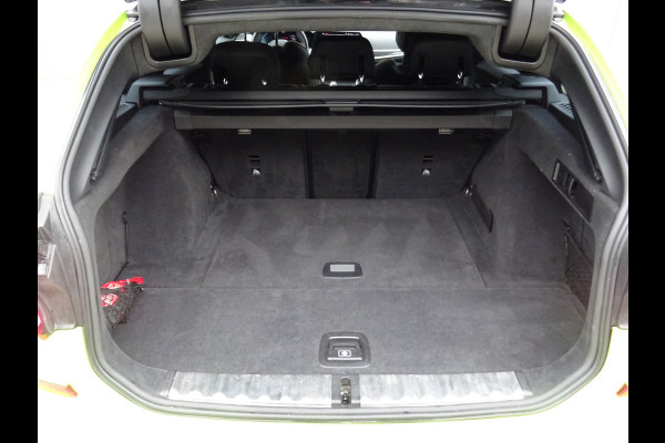 BMW 3 Serie Touring 318i M-Performance * 20 INCH * 330 PK * EYE-CATCHER !!