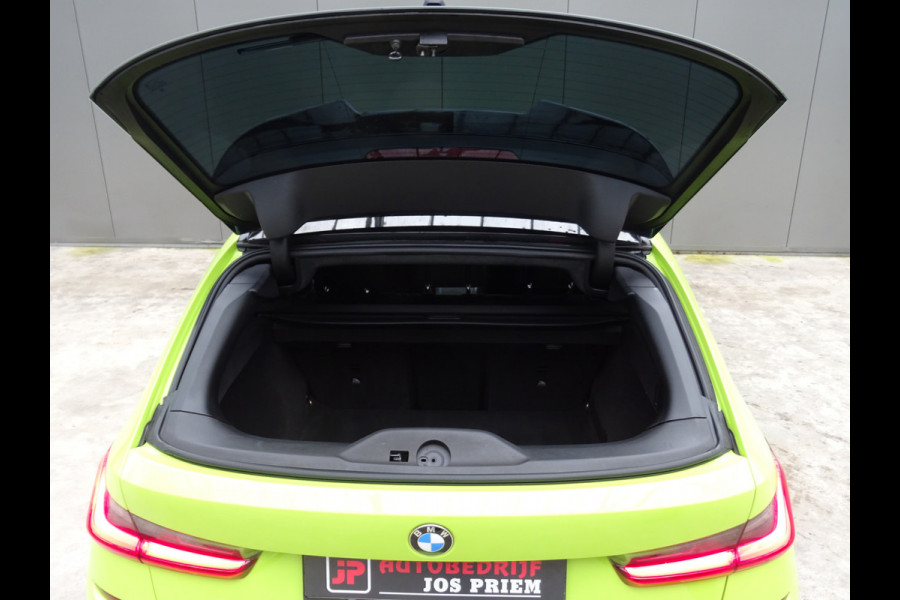 BMW 3 Serie Touring 318i M-Performance * 20 INCH * 330 PK * EYE-CATCHER !!