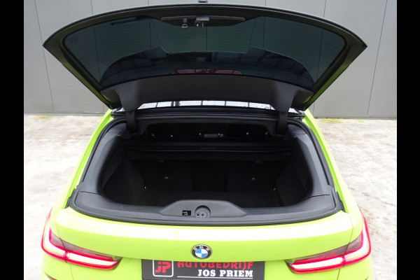 BMW 3 Serie Touring 318i M-Performance * 20 INCH * 330 PK * EYE-CATCHER !!