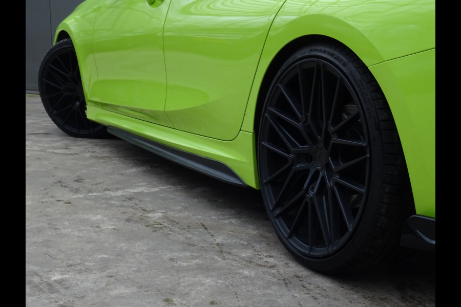 BMW 3 Serie Touring 318i M-Performance * 20 INCH * 330 PK * EYE-CATCHER !!