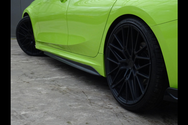 BMW 3 Serie Touring 318i M-Performance * 20 INCH * 330 PK * EYE-CATCHER !!