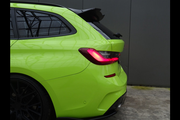 BMW 3 Serie Touring 318i M-Performance * 20 INCH * 330 PK * EYE-CATCHER !!