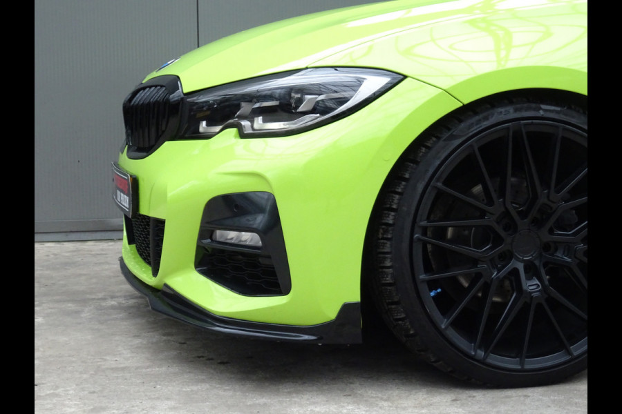 BMW 3 Serie Touring 318i M-Performance * 20 INCH * 330 PK * EYE-CATCHER !!