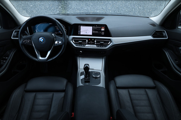 BMW 3 Serie Touring 330e Business Edition Plus Individual / Leder / LED /