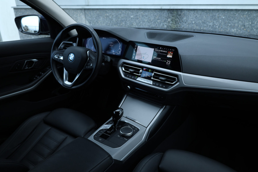 BMW 3 Serie Touring 330e Business Edition Plus Individual / Leder / LED /