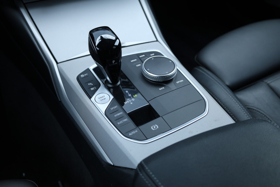 BMW 3 Serie Touring 330e Business Edition Plus Individual / Leder / LED /