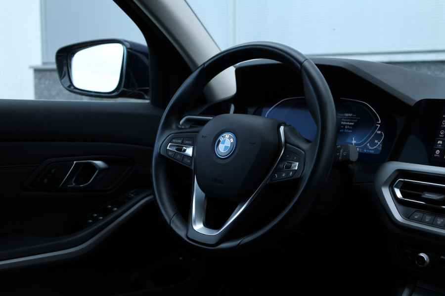 BMW 3 Serie Touring 330e Business Edition Plus Individual / Leder / LED /