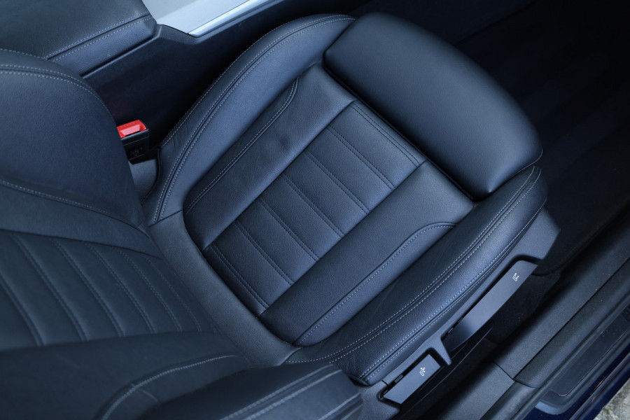 BMW 3 Serie Touring 330e Business Edition Plus Individual / Leder / LED /