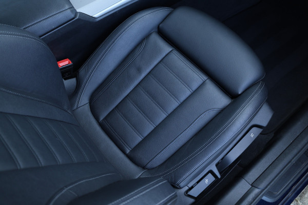 BMW 3 Serie Touring 330e Business Edition Plus Individual / Leder / LED /