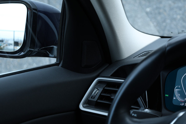 BMW 3 Serie Touring 330e Business Edition Plus Individual / Leder / LED /