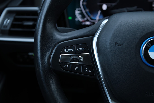 BMW 3 Serie Touring 330e Business Edition Plus Individual / Leder / LED /