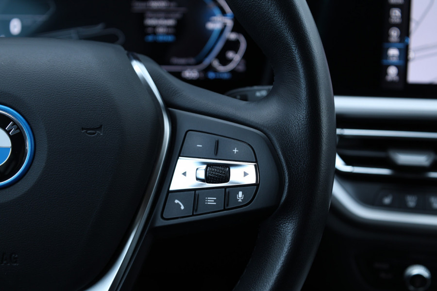 BMW 3 Serie Touring 330e Business Edition Plus Individual / Leder / LED /