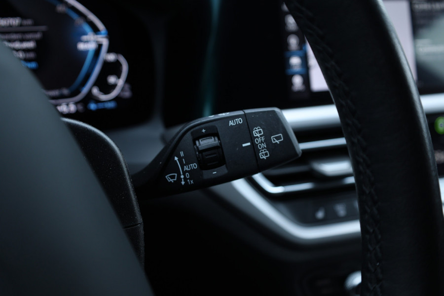 BMW 3 Serie Touring 330e Business Edition Plus Individual / Leder / LED /