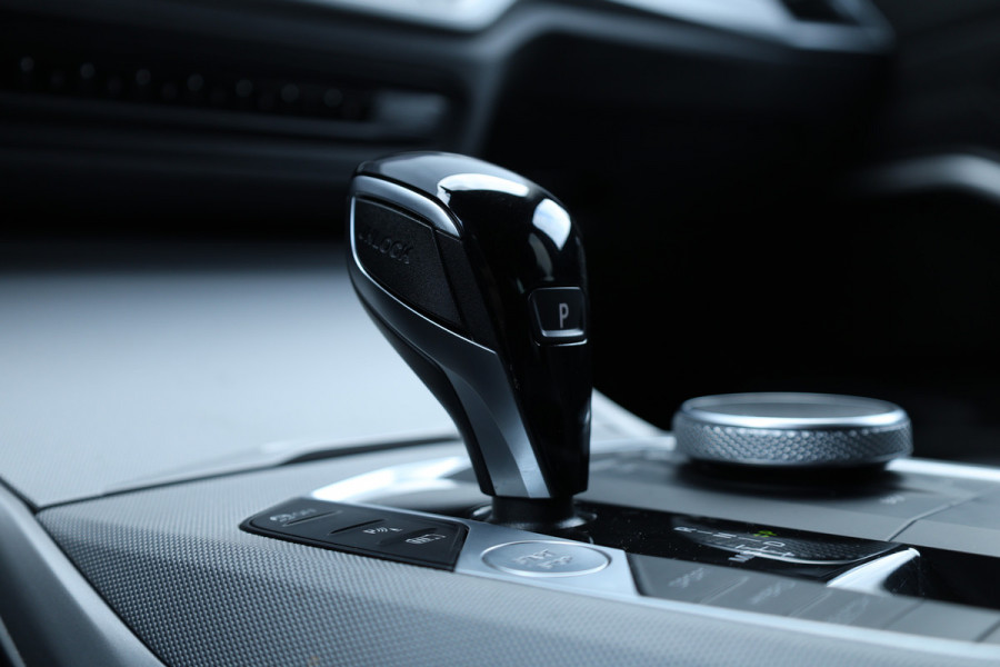 BMW 3 Serie Touring 330e Business Edition Plus Individual / Leder / LED /