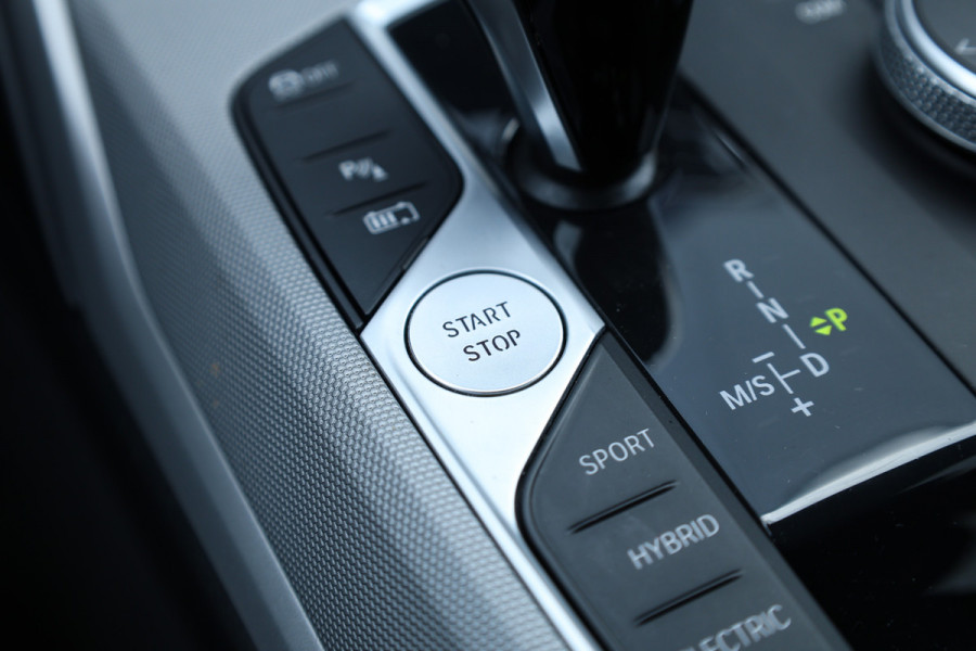 BMW 3 Serie Touring 330e Business Edition Plus Individual / Leder / LED /