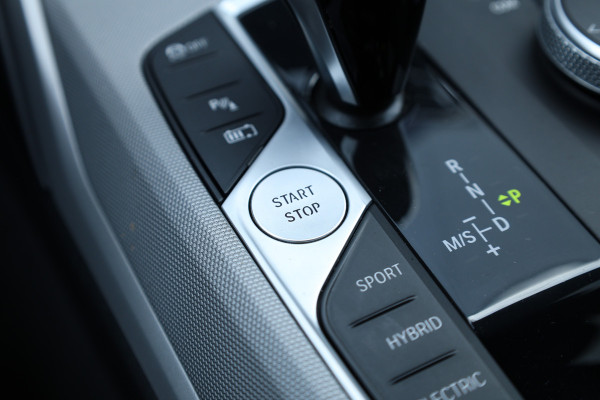 BMW 3 Serie Touring 330e Business Edition Plus Individual / Leder / LED /