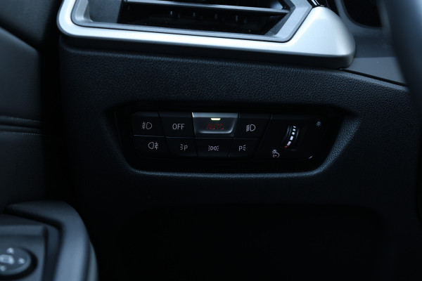 BMW 3 Serie Touring 330e Business Edition Plus Individual / Leder / LED /