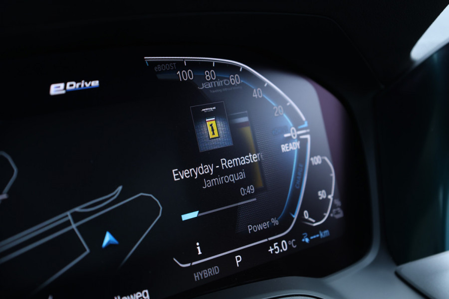 BMW 3 Serie Touring 330e Business Edition Plus Individual / Leder / LED /