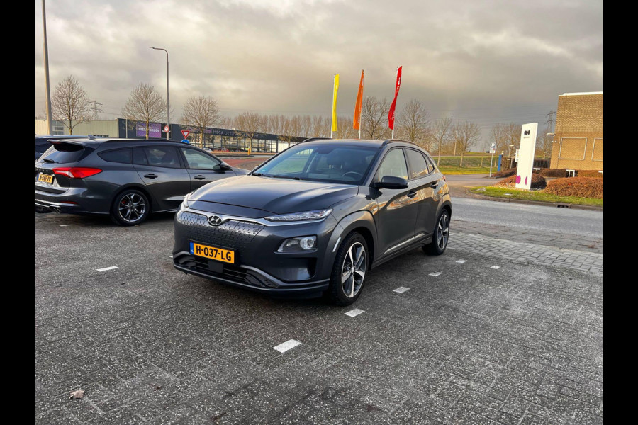 Hyundai Kona EV Premium 64 kWh Stoelverwarming | Stoelventilatie | Panoramadak | Trekhaak | Adaptive Cruise Control