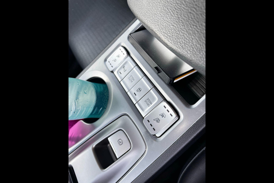 Hyundai Kona EV Premium 64 kWh Stoelverwarming | Stoelventilatie | Panoramadak | Trekhaak | Adaptive Cruise Control