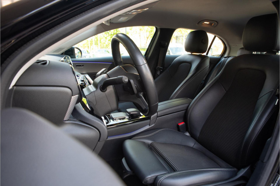 Mercedes-Benz A-Klasse 180 Business Solution AMG Ambient Cruise Navigatie Camera Sportstoelen Leer LED 19" LMV