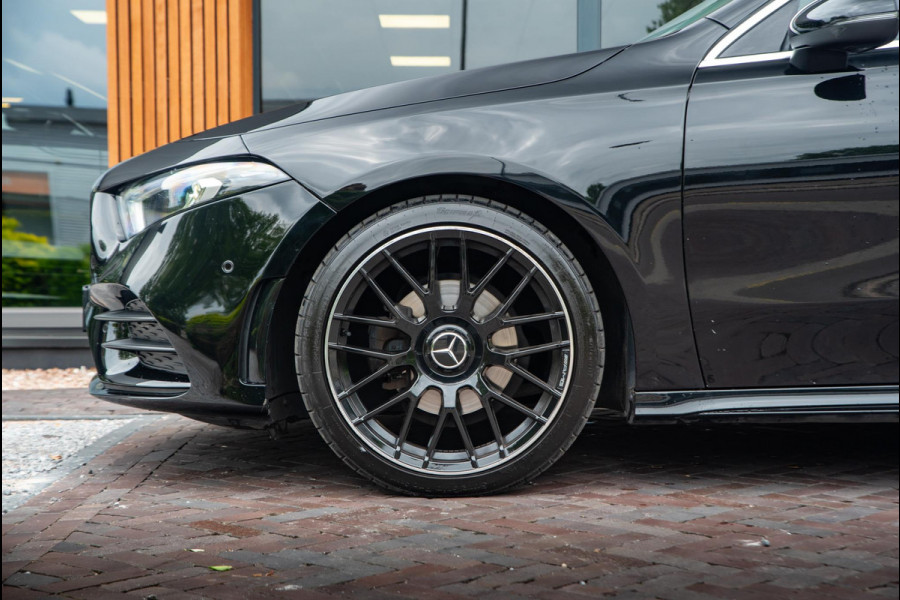 Mercedes-Benz A-Klasse 180 Business Solution AMG Ambient Cruise Navigatie Camera Sportstoelen Leer LED 19" LMV