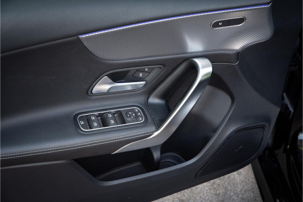 Mercedes-Benz A-Klasse 180 Business Solution AMG Ambient Cruise Navigatie Camera Sportstoelen Leer LED 19" LMV