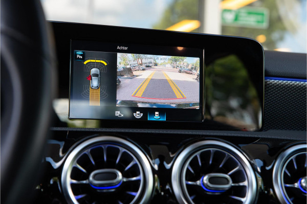 Mercedes-Benz A-Klasse 180 Business Solution AMG Ambient Cruise Navigatie Camera Sportstoelen Leer LED 19" LMV