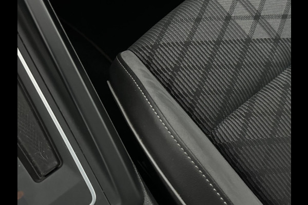 Volkswagen Golf Variant 1.5 eTSI R-Line Panoramadak, Keyless entry, Camera, LED pakket