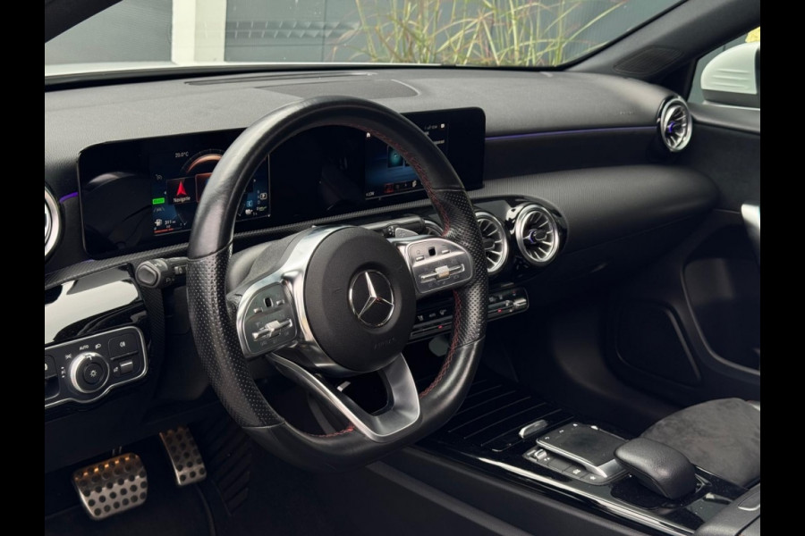 Mercedes-Benz A-Klasse 250 e AMG Line FULL PANO SFEER ECC PDC SPORTVELGEN NAVI