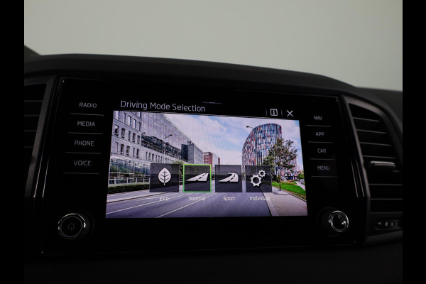 Škoda Karoq Sportline Business 1.5 TSI 150 pk 7 versn. DSG | Wegklapbare trekhaak | Travel Assist Pakket Plus