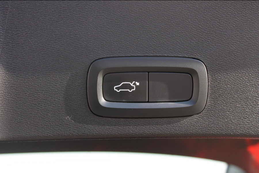 Volvo XC40 1.5 T3 R-Design Adaptieve cruise control / Semi elektrisch wegklapbare trekhaak / Blis / Apple Carplay / Verwarmbare voorstoelen en verwarmbaar stuurwiel / Climate control