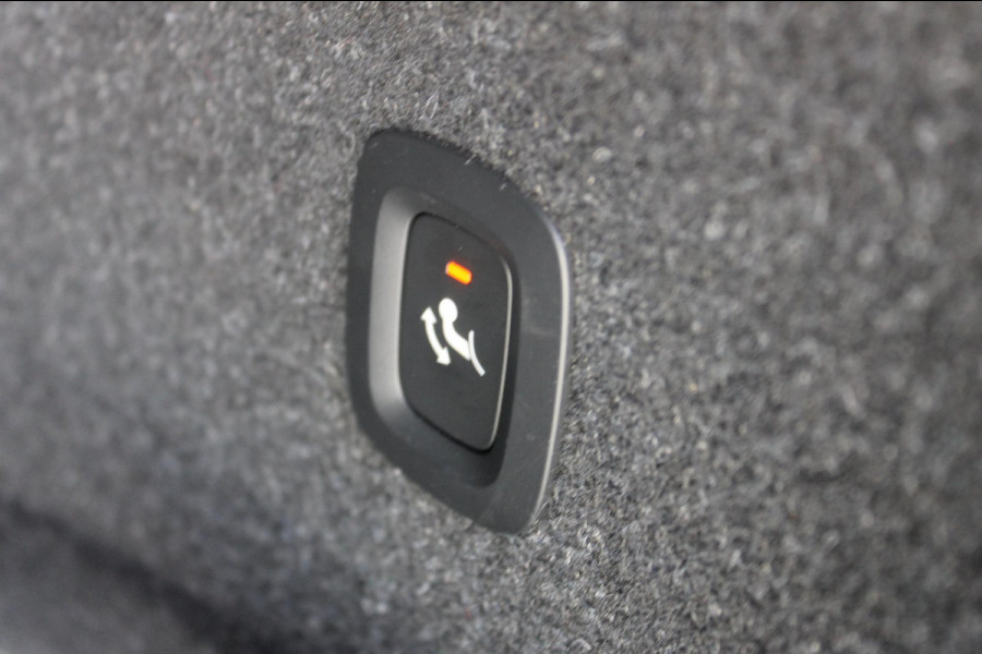 Volvo XC40 1.5 T3 R-Design Adaptieve cruise control / Semi elektrisch wegklapbare trekhaak / Blis / Apple Carplay / Verwarmbare voorstoelen en verwarmbaar stuurwiel / Climate control